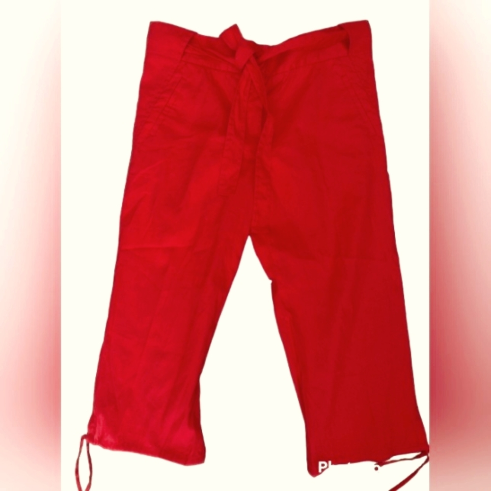 BCBG MAXAZRIA sz 8 ♥️ Red Capri pants w tie belt